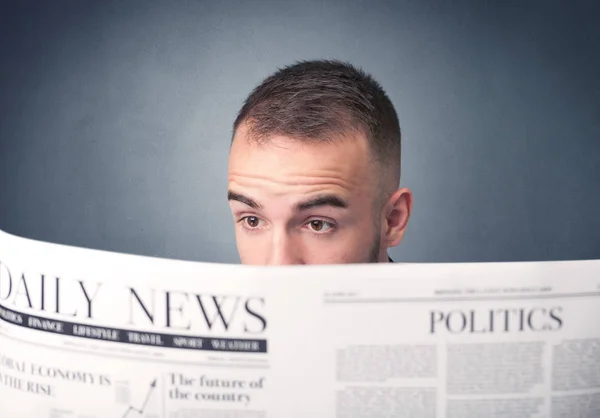 Geschäftsmann liest Zeitung — Stockfoto