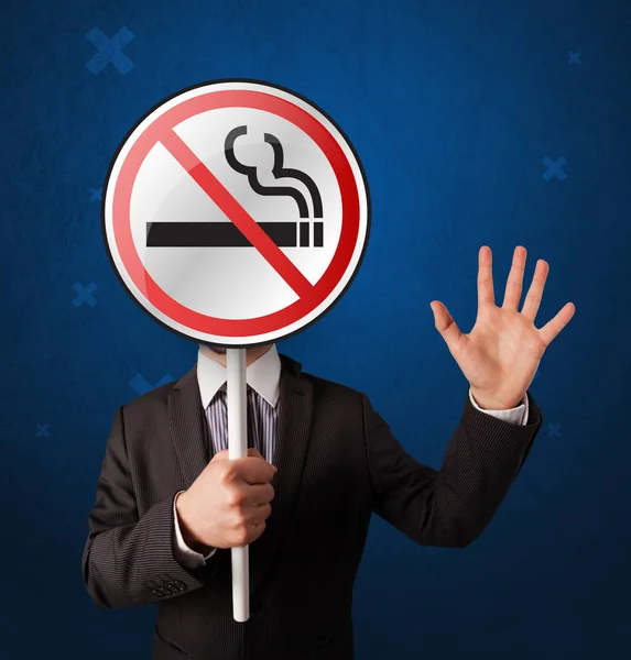 Empresário segurando não fumar sinal — Fotografia de Stock