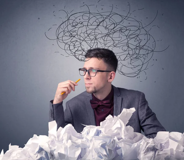 İşadamı buruşuk kağıt üzerinde