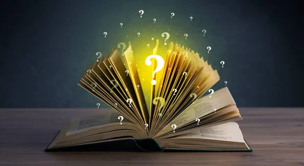 Puntos de interrogación sobre libro — Foto de Stock