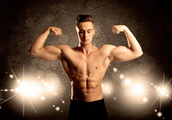 Güçlü seksi erkek vücut çalışıyor.