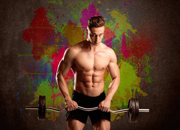 Renkli duvarı ve kilosu olan güçlü bir adam.