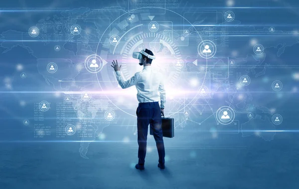 Bağlantı denetimi vj gözlüklü işadamı