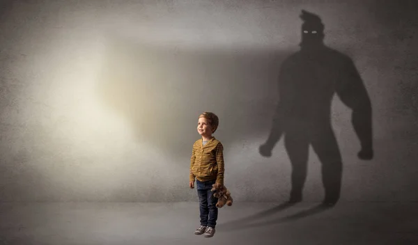 Χαριτωμένο παιδί με ήρωα σκιά πίσω από — Φωτογραφία Αρχείου