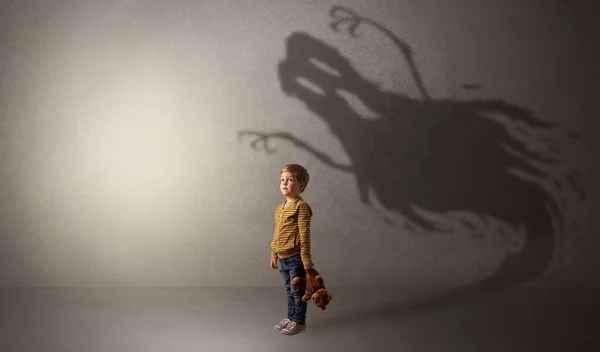 Fantasma aterrador sombra detrás de niño — Foto de Stock