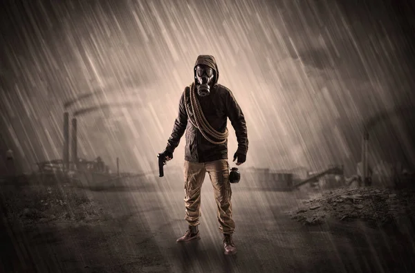 Gaz Maskeli adam yıkıldı ortamında — Stok fotoğraf