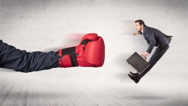 Braço com luvas de boxe atinge conceito de trabalhador de escritório — Fotografia de Stock