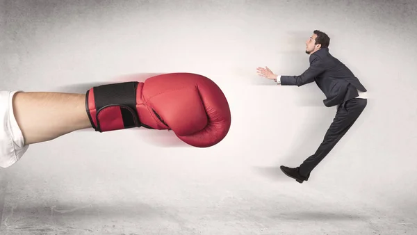 Affärsmannen får sparken av en enorm boxning hand — Stockfoto