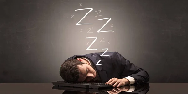 Podnikatel usnul v kanceláři na jeho klávesnici — Stock fotografie