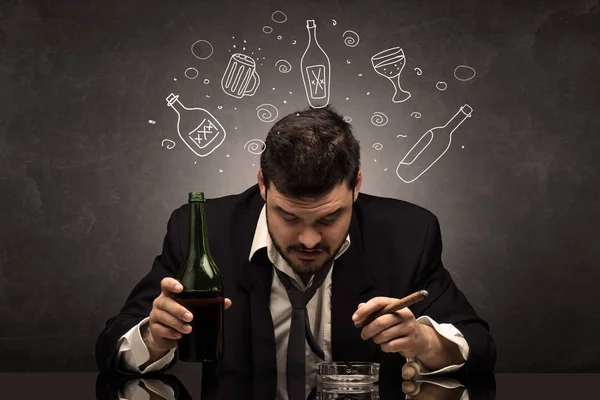 Hombre borracho con concepto de botellas de alcohol de garabato — Foto de Stock