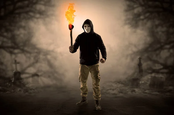 불타는 flambeau와 덤 불에서 나오는 남자 — 스톡 사진