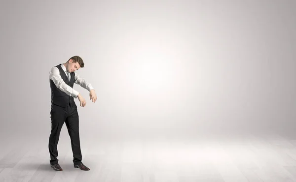 Hombre de negocios Zombi caminando en un espacio de copia — Foto de Stock