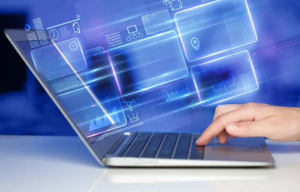 Hand met laptop informatie database concept — Stockfoto