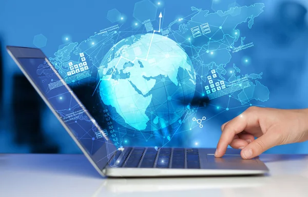 Hand laptop met wereldwijd rapporten koppelingen en statistieken concept — Stockfoto
