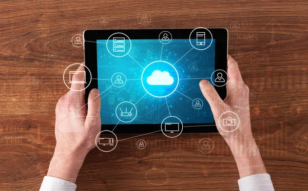 Hand met tablet met gecentraliseerde cloud computing systeemconcept — Stockfoto