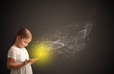 Köpüklü tablete oynayan küçük çocuk