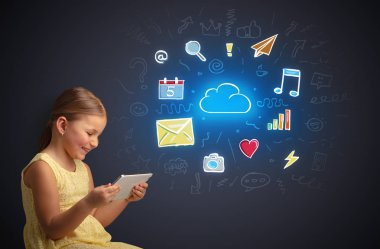 Kız holding tablet uygulamaları kavramı ile