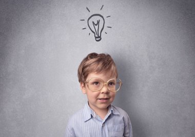 Zeki bir çocuk kadar çizilmiş bir gri duvar önünde