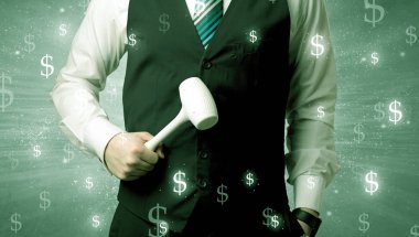 Businassman ayakta elinde aracıyla.