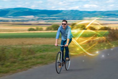 Büyülü genç bisikletçi sürme