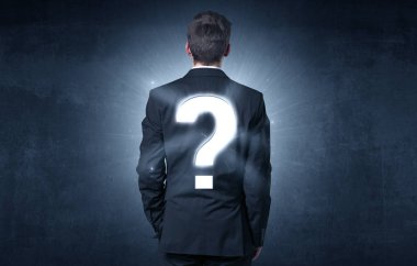 Soru işaretiyle sırtında duran adam