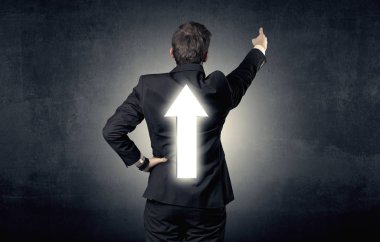 Genç işadamı ile ok sırtında duran