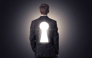 Sırtında siyah anahtar deliği ile ayakta adam