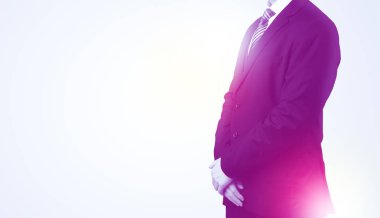 Genç işadamı ayakta durup düşünüyor