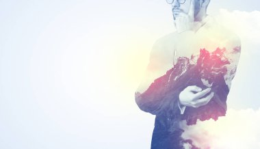 Dağ grafik ile ayakta işadamı