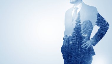 Dağ ile ayakta işadamı