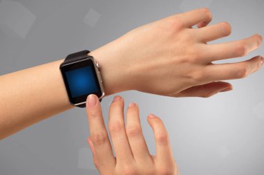 Smartwatch giyen el 