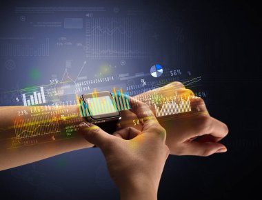 Smartwatch giyen kadın eli kapatın