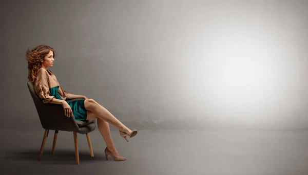 Elegante Frau modelliert in einem leeren Studio — Stockfoto