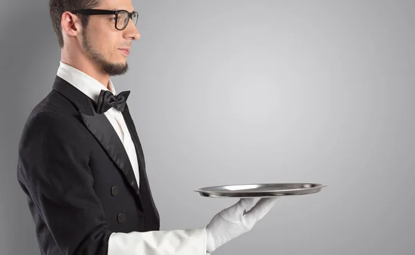Kellner serviert mit weißen Handschuhen und Stahltablett — Stockfoto