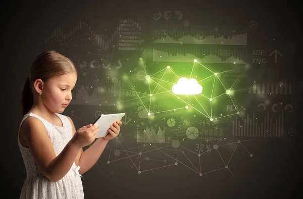 Menina segurando tablet com conceito de tecnologia de nuvem — Fotografia de Stock