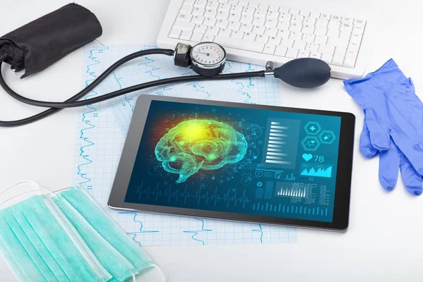 Diagnostica su tablet con concetto di funzionalità cerebrale — Foto Stock