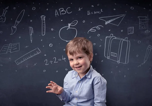 Kleiner Junge vor einer hochgezogenen Tafel — Stockfoto