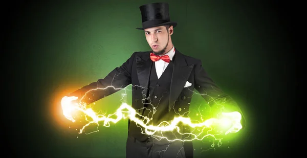 彼の手の間に魔術師エネルギー — ストック写真