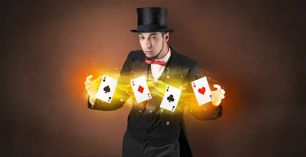 Illusionist göra trick med magiska play-kort — Stockfoto