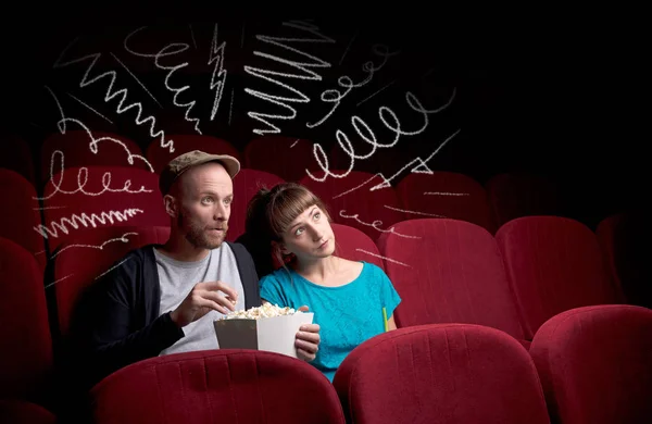 Carino coppia in cinema guardando film — Foto Stock