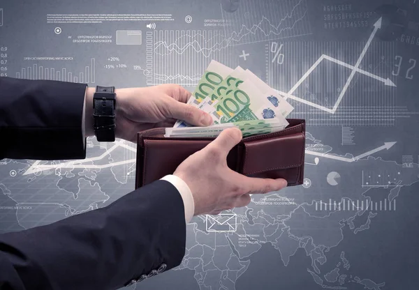 Affärsman hand tar ut euro från plånbok — Stockfoto