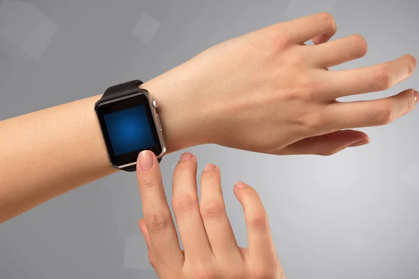 Mão feminina usando smartwatch — Fotografia de Stock