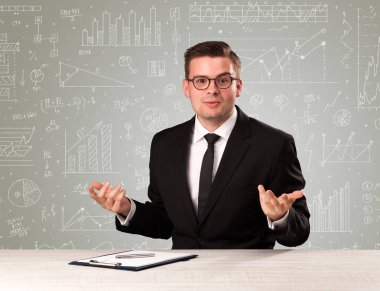 Masada oturan bir iş adamı.