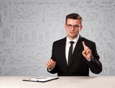 Masada oturan bir iş adamı.