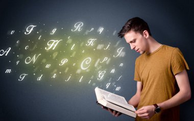 Genç adam kitap harfleri ile