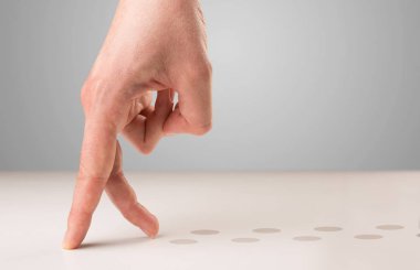 Arkalarındaki noktalı yürüyüş parmaklar