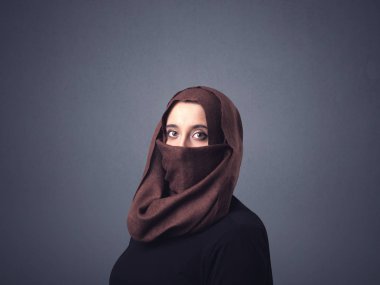 Müslüman kadının niqab giyiyor