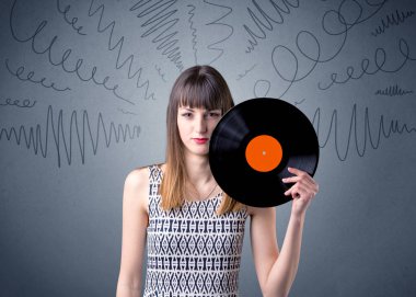 Vinil kaydı tutan kadın