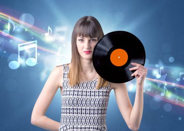 Vinil kaydı tutan kadın