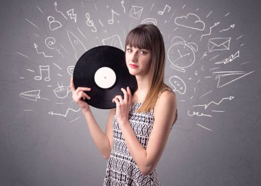 Vinil kaydı tutan kadın
